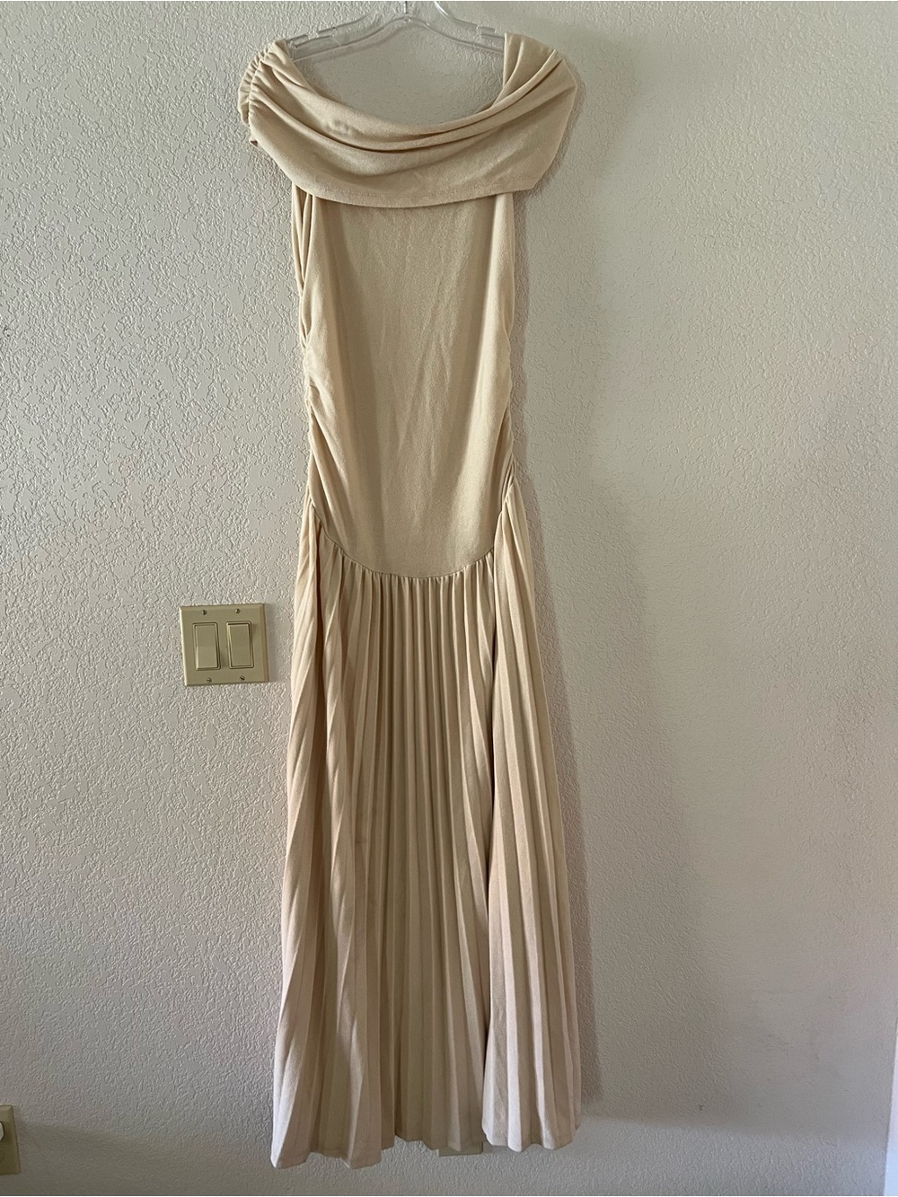 Lioness Field of Dreams Off the Shoulder Pleated Maxi Dress - Picture 4 of 10